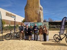 Foto de familia tras la presentación del Teruel Bike Festival en Dinópolis.