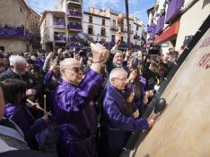 El actor Antonio Resines, rompiendo la hora junto al consejero Blasco.