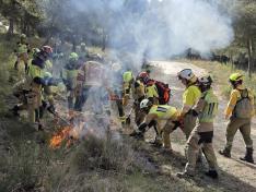 Un momento del simulacro que la Academia Aragonesa de Bomberos ha realizado en La Muela.