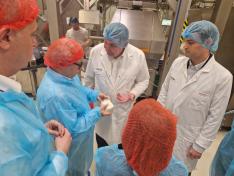 El consejero en funciones Javier Rincón ha visitado mayor fábrica de productos sin gluten del mundo, en Alagón (Zaragoza).