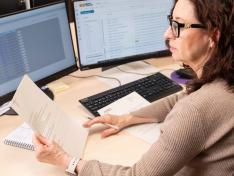 Una trabajadora del Gobierno de Aragón se aplica en sus tareas.