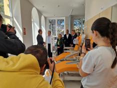 El consejero de Sanidad en funciones, José Luis Bancalero Flores, y el jefe de servicio de Hematología, Luis López, en la visita al Hospital de Día de Oncohematología, hoy en el Hospital U. Royo Villanova