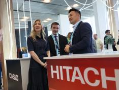 Mar Vaquero y Javier Camo, en el stand de Hitachi