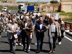 El consejero Octavio López ha inaugurado el nuevo puente en compañía del alcalde de Azuara, Joaquín Alconchel; el presidnete de la Comarca Campo de Belchite, Carmelo Péz, los vecinos de Azuara.