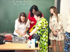 Carmen Susín, en la Jornada sobre braille y sistema dactilológico en el colegio Santa Rosa de Huesca