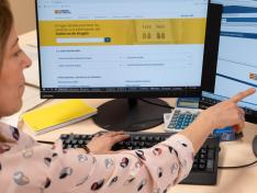 Trabajo en una de las oficinas del Gobierno de Aragón.
