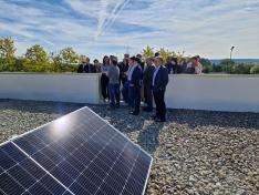 En los centros de nueva construcción, como el aulario del IES Salvador Victoria, se instalan placas fotovoltaicas y sistemas eficientes de climatización que posibilitan frío y calor.