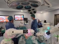 Profesionales del Hospital Universitario Obispo Polanco durante una intervención realizada mediante cirugía robótica.