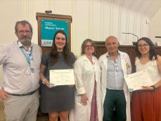 Las premiadas, Ana Pueyo y Alba Flores, con los jefes de Docencia de Primaria, Fran Pablo, y del HUMS, Víctor Solano,  y la presidente de la Comisión de Investigación del Sector II, Silvia Izquierdo