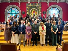 Foto de familia de los graduados con el consejero Octavio López, la rectora de la Universidad de Zaragoza,Rosa Bolea, la directora de Planifiación Logística, Raquel Campos, y los directores de ZLC, Rafael de Miguel e Isabel Nuez.