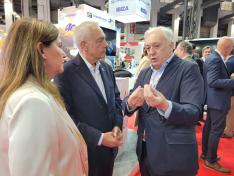 Octavio López ha conversado con el presidente de la Zona Franca de Barcelona, Pere Navaro, y la presidenta del SIL, Blanca Sorigué, en el Día de Aragón en este certamen.