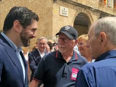 Alejandro Nolasco, en la Plaza Mayor de Cella junto a representantes de COAPEMA
