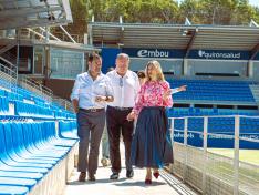 La vicepresidenta Mar Vaquero, el presidente de la S.D. Huesca, Agustín Lasaosa, y el director general del club, Miguel Mur, en El Alcoraz