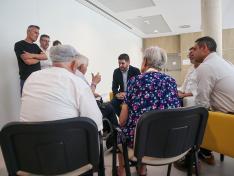 Alejandro Nolasco y el alcalde de Andorra, Rafael Guía, han mantenido un encuentro con varios mayores del centro