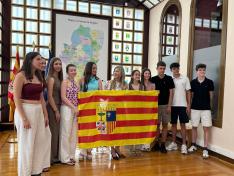 Mar Vaquero ha entregado la bandera de Aragón a los participantes en la Ruta Quetzal 2026