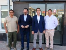Alejandro Nolasco y el alcalde de Pina de Ebro, Pablo Blanquet, junto a autoridades locales