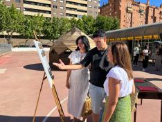 La consejera Carmen Susín, junto con la alcaldesa de Huesca, Lorena Orduna y el director del CEIP Alcoraz, Jorge Coloma