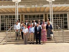 Foto de familia con las autoridades y los 15 alcaldes que integran la Asociación de Pueblos Bonitos de España en Aragón