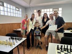 La directora general de Deporte, junto a Enzo, sus padres y entrenadores en el Club de Ajedrez Marcos Frechín.