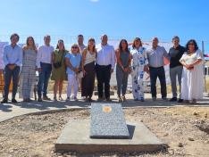 La directora gerente del IASS, Marta Tejero, junto a la alcaldesa María Pilar Capdevila y los representantes locales y comarcales