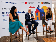 Octavio López, durante su intervención, junto a la alcaldesa Lorena Orduna y la moderadora, Elena Puértolas.