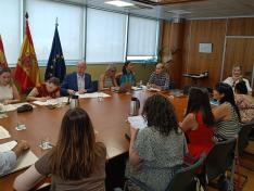 El consejero de Sanidad, Ángel Sanz, y parte de su equipo, en la reunión con ARAELA.