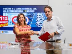 La alcaldesa de Zaragoza, Natalia Chueca, y el consejero de Hacienda, Interior y Administración Pública, Roberto Bermúdez de Castro, tras la firma del convenio.