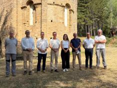Autoridades este jueves en la Iglesia de Santa María de Iguácel, con el consejero de Medio Ambiente y Turismo, Luis Biendicho, y la directora general de Turismo y Hostelería, María Nogueras, en el centro