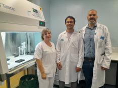La coordinadora de Técnicos de Anatomía Patológica, Milagros Chico, el patólogo Guillermo Muñoz y el urólogo Jorge Subirá, en una de las zonas del laboratorio del Clínico de Zaragoza donde se procesa la nueva prueba