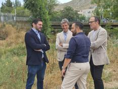 Alejandro Nolasco, Raúl López; junto con el alcalde de Cadrete, José Bellido, y el teniente de alcalde, Jesús García