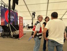 Miguel Ángel Clavero charla con el alcald de Épila y t´ñecnicos de Protección Civil en el interior de la carpa del POGA.