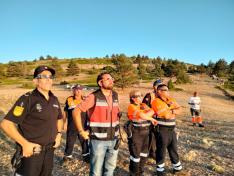 Miembros de seguridad y de protección civil siguiendo el eclipse de Sol.