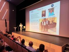 El aforo de la sala llevaba semanas completo, por lo que la conferencia del profesor Aspect ha sido retransmitida en directo