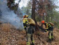 Trabajos de extinción en el incendio de la Sierra de Algairén.