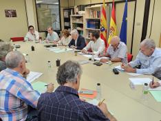 El consejero de Fomento, Octavio López; el director general de Carreteras, Miguel Ángel Arminio; el presidente de la DPH, Isaac Claver; alcaldes, representantes de la Comarca y del sector turístico en la reunión de esta mañana.