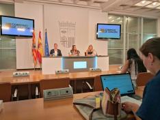 La consejera Susín (centro), acompañada por el director general de Planificación, Centros y FP (izq.) y la directora general de Personal (dcha.)