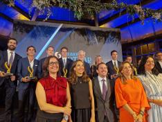 La consejera Eva Valle, junto al resto de autoridades y premiados tras la entrega de los galardones.