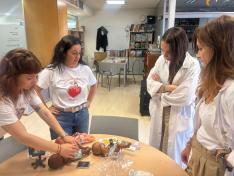 "Pequeños corazones" y profesoras del Infantil con los juguetes donados esta mañana