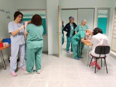 Vacunación de trabajadores en el Hospital Universitario Miguel Servet de Zaragoza, esta mañana en el área de Cirugía sin Ingreso