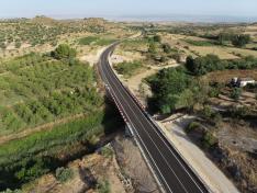 Puente sobre el río Mezquin en la A-1410 a su paso por el término de Castelseras.