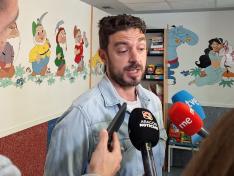 El enfermo Lorenzo Bergua atendiendo a los medios de comunicación hoy, en el Hospital U San Jorge