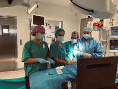 Profesionales de Anestesia y Enfermería en una intervención quirúrgica en el Hospital de Barbastro