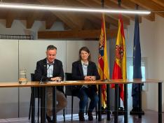 El consejero de Medio Ambiente y Turismo, Luis Biendicho, junto a la directora general de Gestión Forestal, Ana Oliván, este martes en las jornadas técnicas en La Alfranca