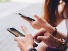 El procedimiento establece la recogida segura de pruebas, la notificación inmediata a la Administración y las FCSE y el reporte directo ante las plataformas digitales