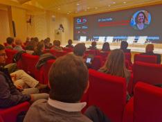 La consejera Eva Valle en la apertura de la jornada organizada por la CAAR sobre el futuro de la industria del automóvil en Europa.