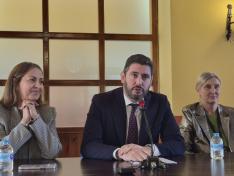 Alejandro Nolasco, junto a la delegada territorial en Teruel, Rosa Sánchez; y la directora provincial del IASS en Teruel, Nuria Alegre