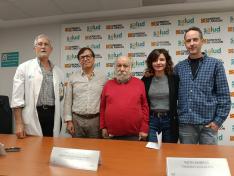 De izquierda a derecha, los neurólogos J. marta y C. tejero, el presidente de AIDA, M. Lierta, la trabajadora social de AIDA, R. Ambrós, y el enfermero de la Unidad de Ictus del Servet, A. Auré