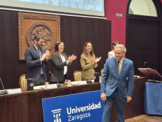 Alejandro Nolasco y Carmen Susín, junto a la vicerrectora de Comunicación, Carmen Marta, aplauden al decano de Ciencias Sociales y del Trabajo, José Alberto Nicolás