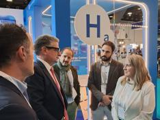 La directora general Mar Paños, junto al CEO de Hydrogen Europe, Jorgo Chatzimarkakis, en el stand de la Fundación del Hidrógeno, en Bruselas.