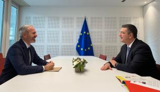 Reunión del presidente Azcón con el vicepresidente del Comité de las Regiones y candidato a comisario europeo de Transporte y Turismo Sostenible, Apostolos Tzitzikostas.